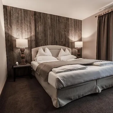 Garni Park Otel Urtijëi