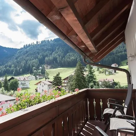 Garni Park Otel Urtijëi