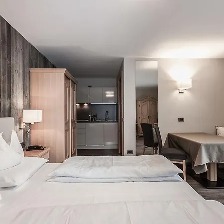 Garni Park Otel Urtijëi