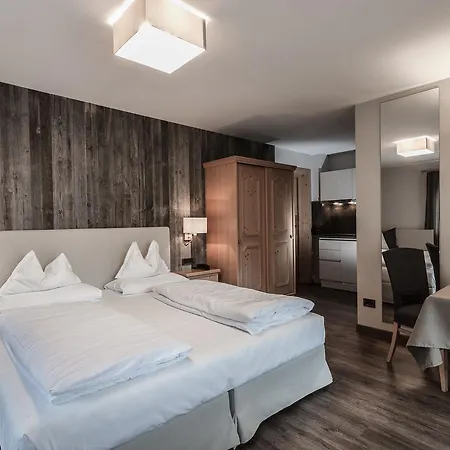 Garni Park Otel Urtijëi